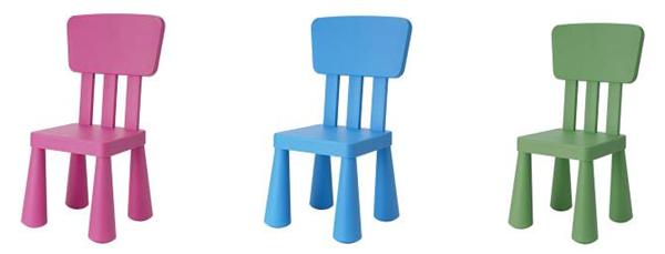 Trzy plastikowe krzesełka dziecięce IKEA Mammut w kolorach: różowym, niebieskim i zielonym, ustawione obok siebie na białym tle.