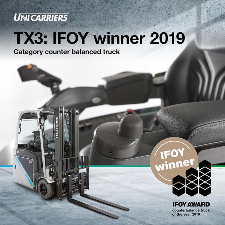 Elektryczny wózek widłowy UniCarriers TX3, zdobywca nagrody IFOY 2019 dla wózków z przeciwwagą, widoczny na tle fragmentów kabiny i fotela operatora oraz logo nagrody.