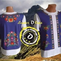 Dwie koszulki z nadrukiem wzorów góralskich na manekinach na tle górskim, widoczne logo firmy Leader D Caps i napis ORYGINALNY PRODUKT w okręgu.