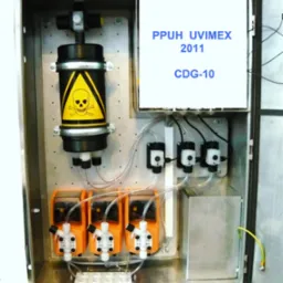 Wnętrze szafy sterowniczej z zamontowanym generatorem dwutlenku chloru PPUH UVIMEX 2011 CDG-10, widoczne trzy pompy dozujące, zbiornik z symbolem ostrzegawczym oraz okablowanie.