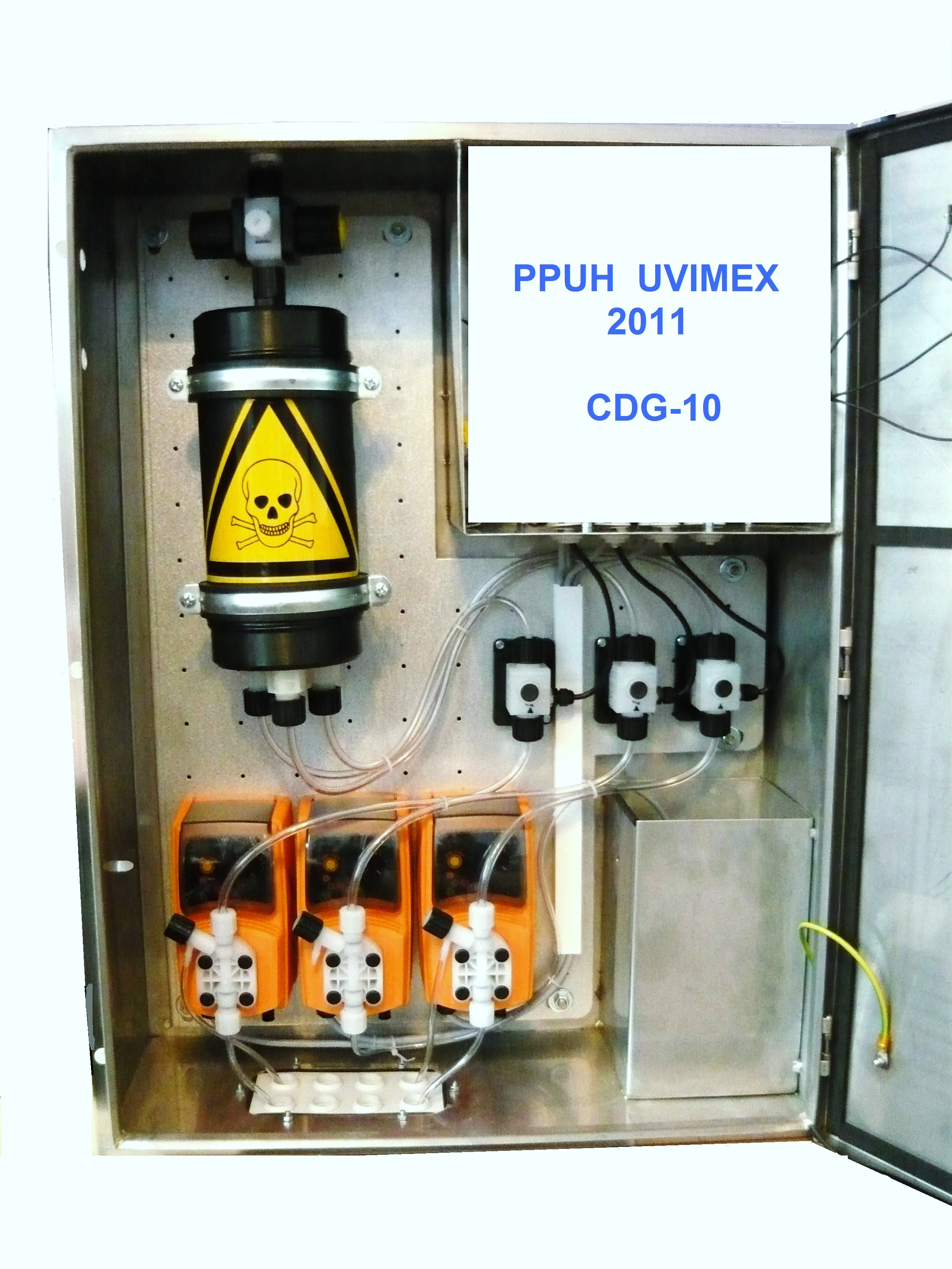 Wnętrze szafy sterowniczej z zamontowanym generatorem dwutlenku chloru PPUH UVIMEX 2011 CDG-10, widoczne trzy pompy dozujące, zbiornik z symbolem ostrzegawczym oraz okablowanie.