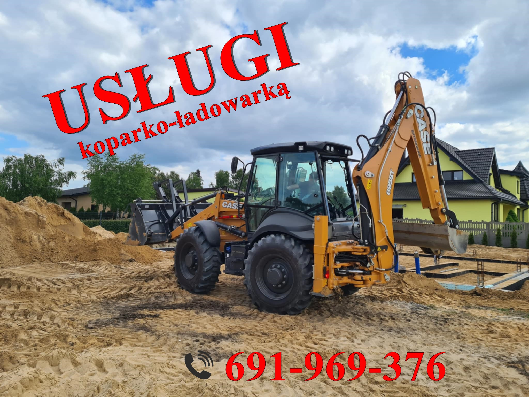 Żółta koparko-ładowarka CASE na placu budowy z widocznymi fundamentami i stertą piasku. Na zdjęciu widnieje napis 'USŁUGI koparko-ładowarką' i numer telefonu.