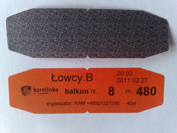 Dwa bilety: górny szary z teksturą, dolny pomarańczowy z informacjami o wydarzeniu Łowcy.B, dacie 2011.02.27, godzinie 20:00, balkonie, rzędzie 8, miejscu 480, organizatorze RAM i cenie 40zł.