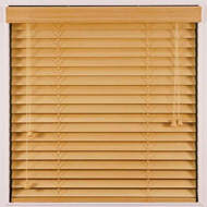 Zamknięte poziome żaluzje drewniane w jasnym odcieniu, zamontowane w białej ramie okiennej. Widoczne sznurki do regulacji. Zdjęcie wykonane w Chorkówce.