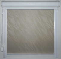 Zamknięta roleta w białej kasecie, tkanina w odcieniach beżu z delikatnym marmurkowym wzorem, widoczny łańcuszek sterujący po lewej stronie.