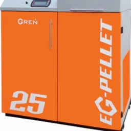 Pomarańczowo-szary piec na pellet marki GREŃ, model EG-PELLET 25, z wyświetlaczem i uchwytem na drzwiczkach, sfotografowany w studiu.