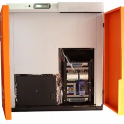 Otwarty kocioł na pellet z widocznym panelem sterowania, okablowaniem i izolacją termiczną.