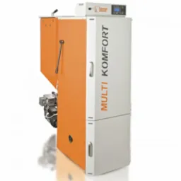 Kocioł z podajnikiem MultiKomfort, widoczny pomarańczowy zasobnik na paliwo i biała obudowa, z panelem sterowania u góry.