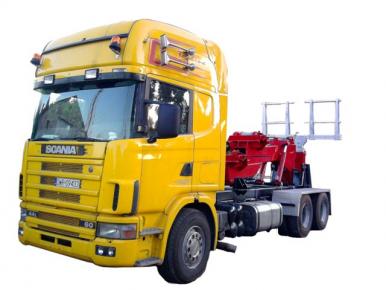 Żółta ciężarówka Scania z zamontowanym czerwonym urządzeniem holowniczym na platformie z tyłu, widok z boku na białym tle.