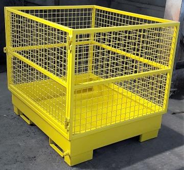 Żółta, metalowa klatka transportowa z kratownicą, umieszczona na palecie, widoczna w hali przemysłowej.