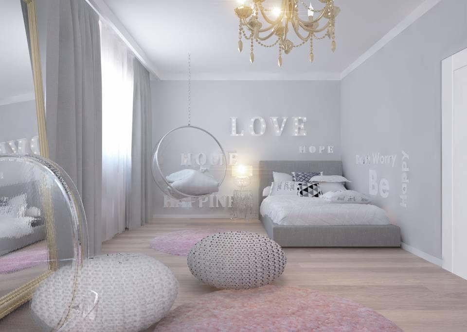 Jasne wnętrze pokoju dziecięcego z szarą tapetą, łóżkiem, wiszącym fotelem, pufami i złotym żyrandolem; na ścianie napisy LOVE, HOME, HOPE, Be Happy, Don't Worry.