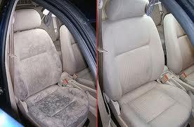 Porównanie fotela samochodowego przed i po czyszczeniu tapicerki, ukazujące wyraźną różnicę w kolorze i usunięcie zabrudzeń.