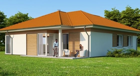 Parterowy dom z pomarańczowym dachem, drewnianymi żaluzjami i tarasem, na którym siedzi kobieta z laptopem i stoi mężczyzna, otoczony zielonym trawnikiem i drzewami.