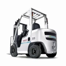 Nowy, srebrny wózek widłowy Nissan Forklift z oznaczeniem '35' i logiem UniCarriers, widoczny z tyłu, na białym tle.