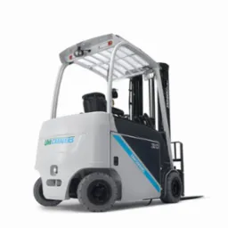 Nowoczesny, biało-szary wózek widłowy elektryczny marki UniCarriers, model 20, z czarnymi akcentami i niebieskim paskiem, prezentowany na białym tle w studio.