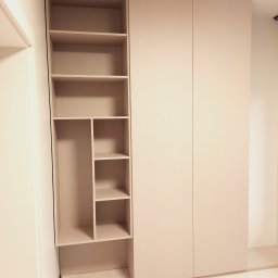 Płyta len kremowy. Część podwieszona otwarta , szafa z frontami uchylnymi, wewnatrz półki oraz drążek wysówany ze względu na mała głębokość . Szafa stoi na blacie 36 mm. Wszystko wg projektu klienta. 