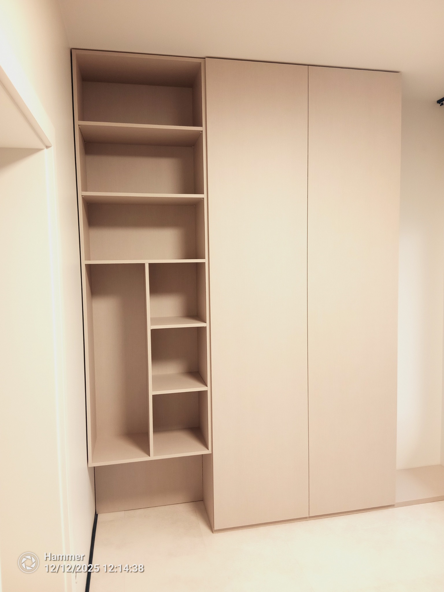 Kremowa szafa z otwartą częścią z półkami i zamkniętą z frontami uchylnymi, stojąca na blacie 36mm, wykonana na wymiar zgodnie z projektem klienta.