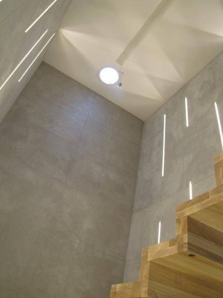 Beton dekoracyjny na klatce schodowej