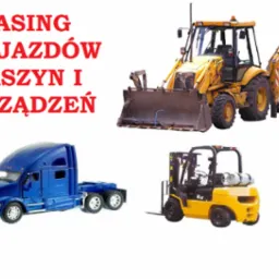 Kolaż na białym tle: żółta koparko-ładowarka, niebieski ciągnik siodłowy i żółty wózek widłowy.