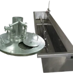 Dwa elementy ze stali nierdzewnej: okrągła platforma z kilkoma rurami i otwartym włazem oraz długa, prostokątna wanna z kranem i ramieniem natryskowym wewnątrz.