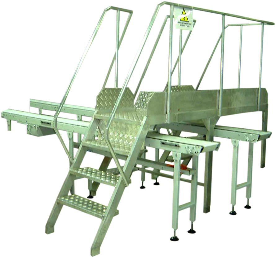 Metalowa konstrukcja pomostu roboczego ze schodami i barierkami, z elementami transportu taśmowego, widoczna tabliczka ostrzegawcza.