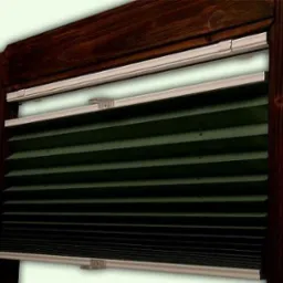 Ciemnozielona, składana osłona okienna zamontowana w drewnianej ramie okiennej.