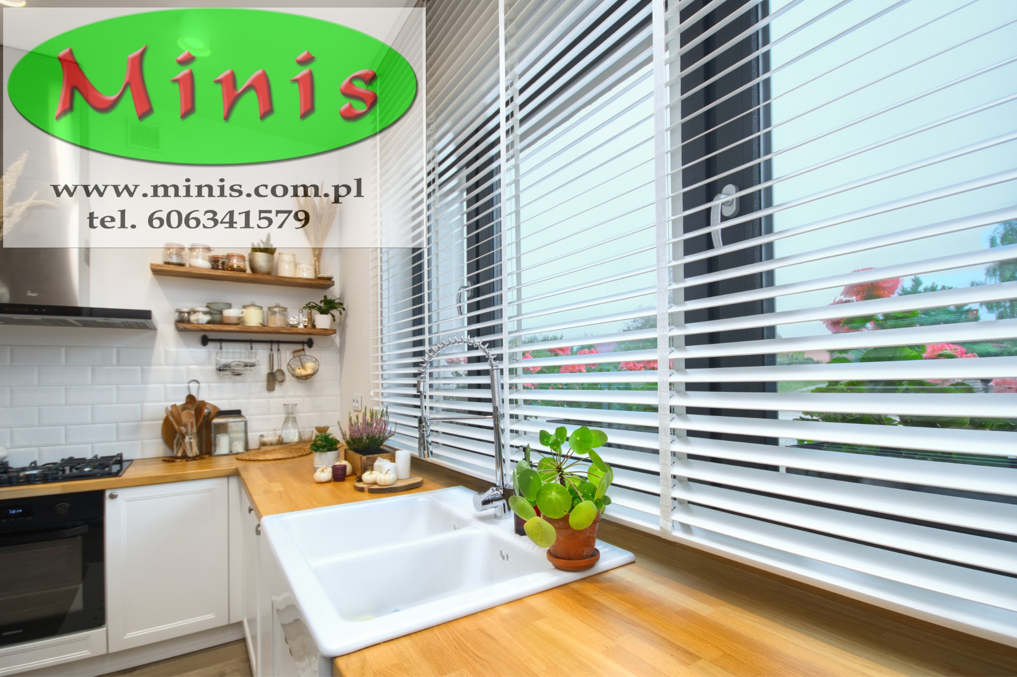 Białe żaluzje poziome w oknie kuchni z widokiem na ogród, roślina doniczkowa na drewnianym blacie, logo firmy w lewym górnym rogu.