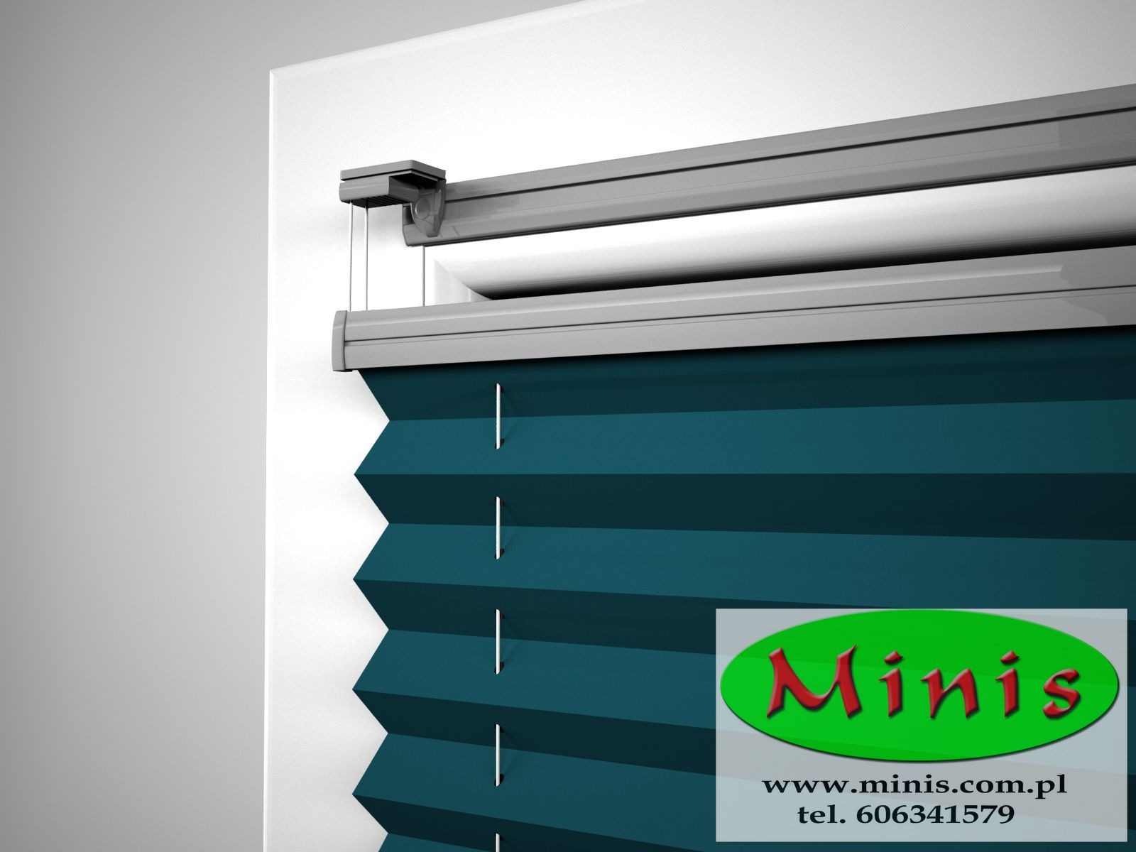 Szczegółowe ujęcie plisowanej przesłony okiennej w kolorze morskim, zamontowanej na szarej szynie, z widocznym logotypem firmy Minis w prawym dolnym rogu.