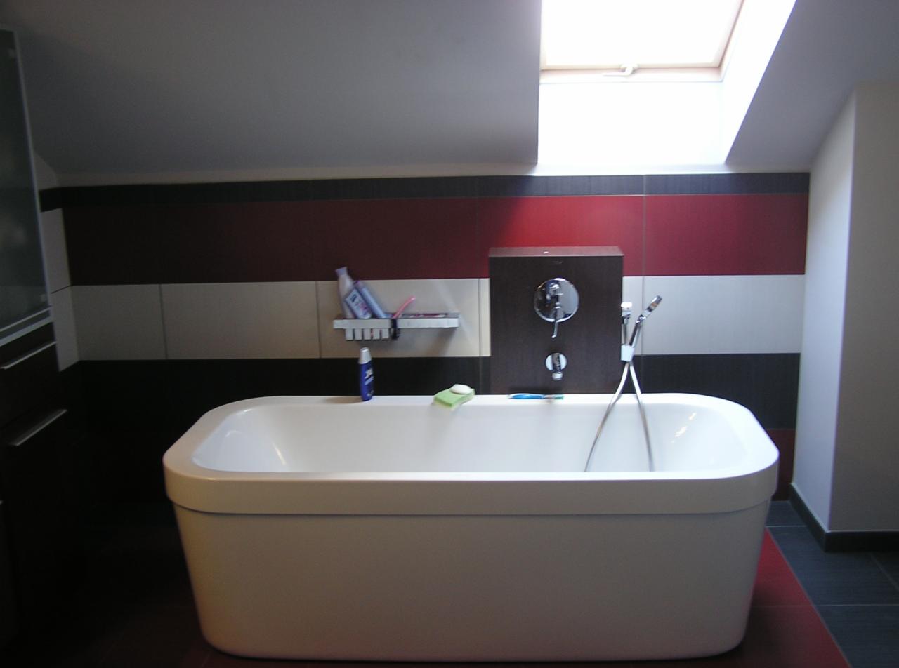 Nowoczesna wanna wolnostojąca w łazience z oknem dachowym i kolorowymi płytkami w Gdańsku. Minimalistyczny design i funkcjonalne rozwiązania.