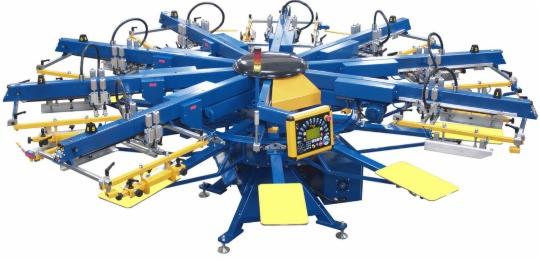 Rotacyjna, wielostanowiskowa maszyna do sitodruku odzieży, z niebieską ramą i żółtymi elementami, przeznaczona do produkcji masowej koszulek T-shirt.