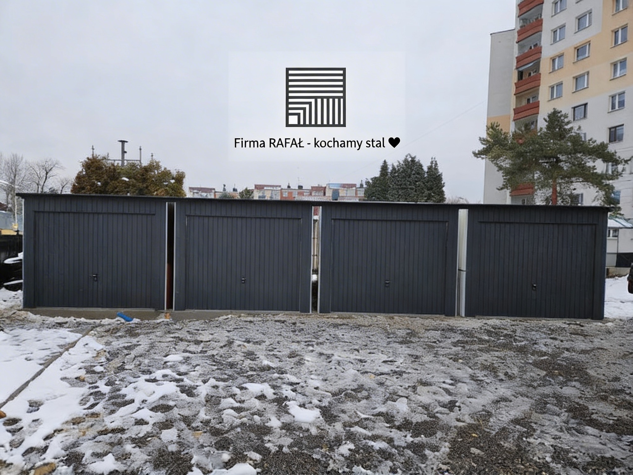Szereg garaży blaszanych w zabudowie, pomalowanych na grafitowo, z logo firmy na górze. Ziemia pokryta śniegiem. Widok na budynek mieszkalny w tle.