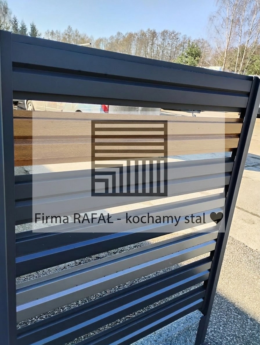 Nowoczesne ogrodzenie panelowe z poziomych, metalowych profili w odcieniach szarości i brązu, z widocznym tłem drzew i nieba. Minimalistyczny design.