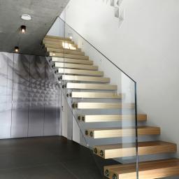 schody wiszące; szafa z nadrukiem grafiki 3D; sufit betonowy