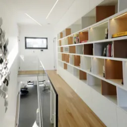 korytarz z regałem na książki