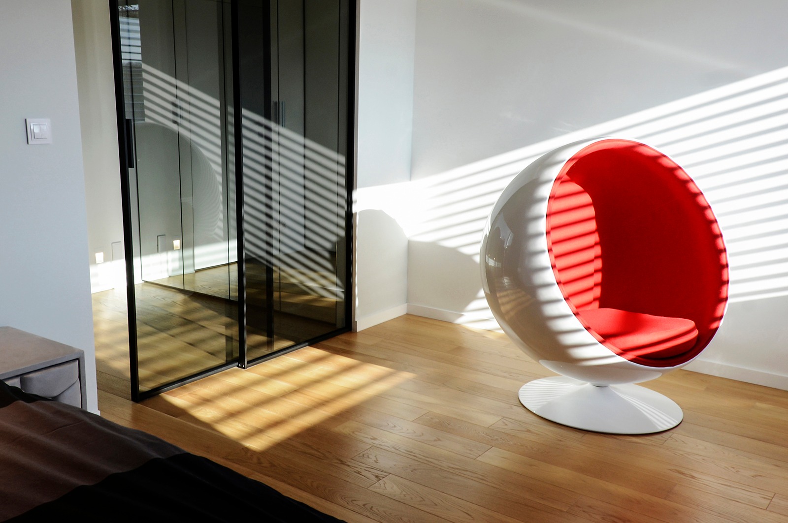 sypialnia z przeszkloną garderobą