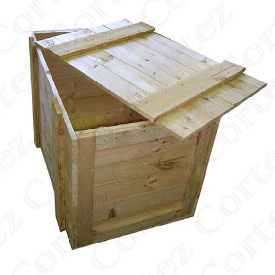 Surowa, jasna skrzynia drewniana z częściowo otwartym wiekiem, wykonana z nieheblowanych desek, widziana pod kątem z góry.