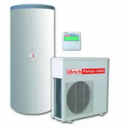 Biały zasobnik ciepłej wody użytkowej, jednostka zewnętrzna pompy ciepła z czerwonym logo Ulrich oraz panel sterowania z zielonym wyświetlaczem na białym tle.