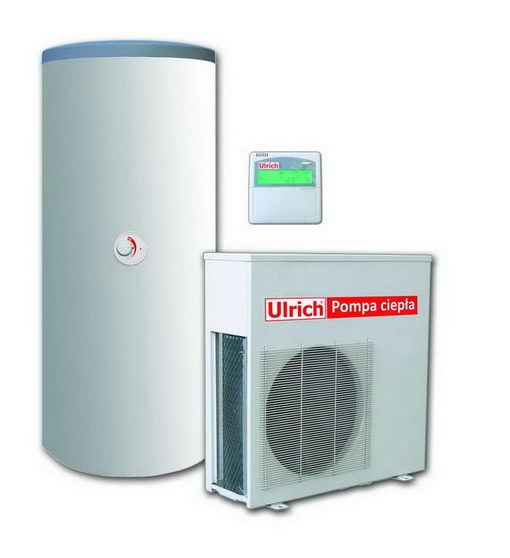 Biały zasobnik ciepłej wody użytkowej, jednostka zewnętrzna pompy ciepła z czerwonym logo Ulrich oraz panel sterowania z zielonym wyświetlaczem na białym tle.