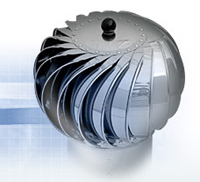 Metalowa turbina dachowa wentylacyjna w srebrnym kolorze z widocznymi łopatkami i okrągłą podstawą, na tle delikatnej niebieskiej siatki.