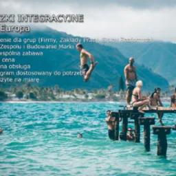 Grupa osób relaksująca się podczas wyjazdu integracyjnego na tle tropikalnego krajobrazu; mężczyzna skacze do turkusowej wody, inni siedzą na drewnianym pomoście.