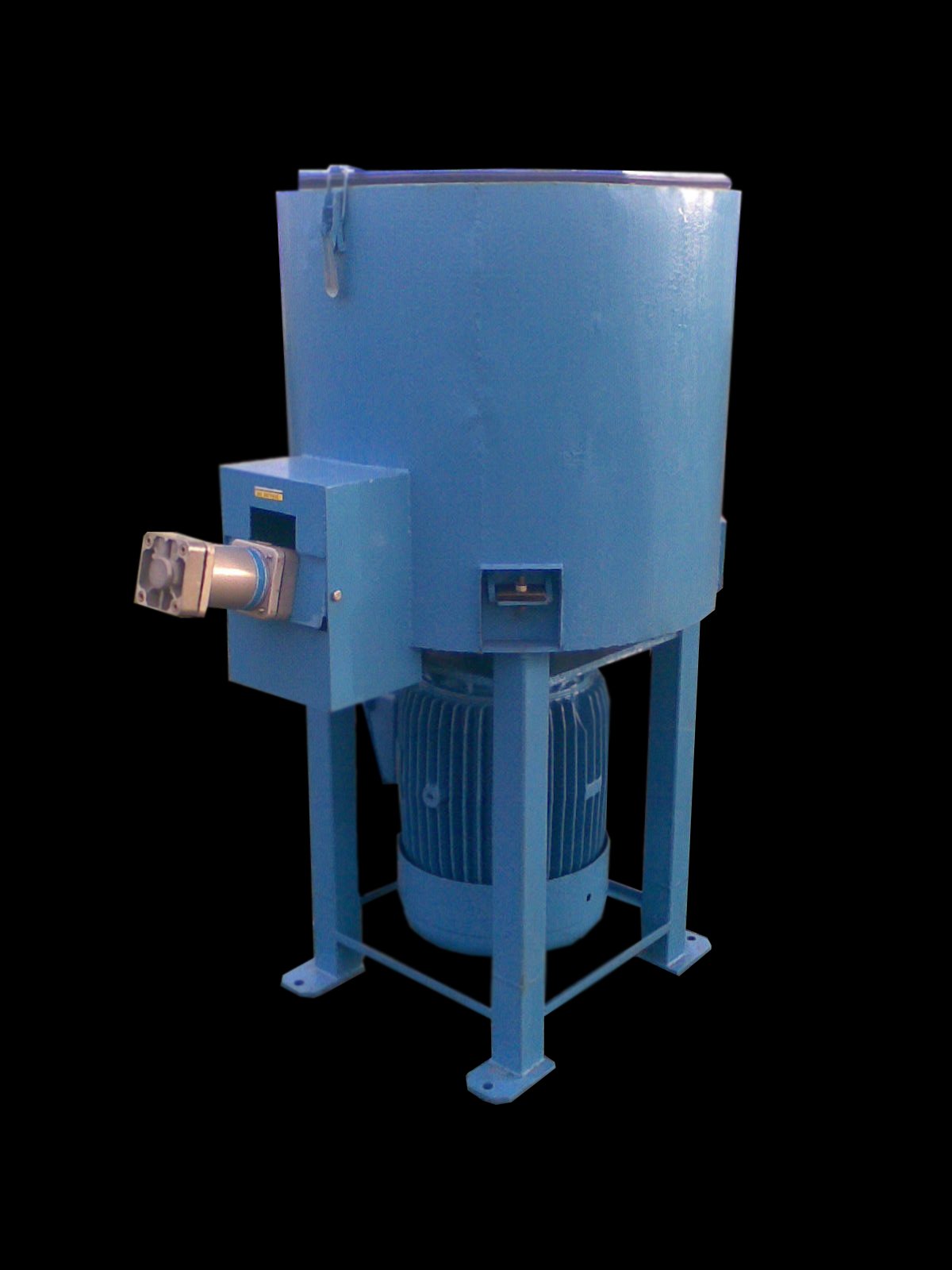 Niebieski mieszalnik przemysłowy z silnikiem elektrycznym na czarnym tle, widoczny wlot z wentylatorem i uchwyt na górze zbiornika.