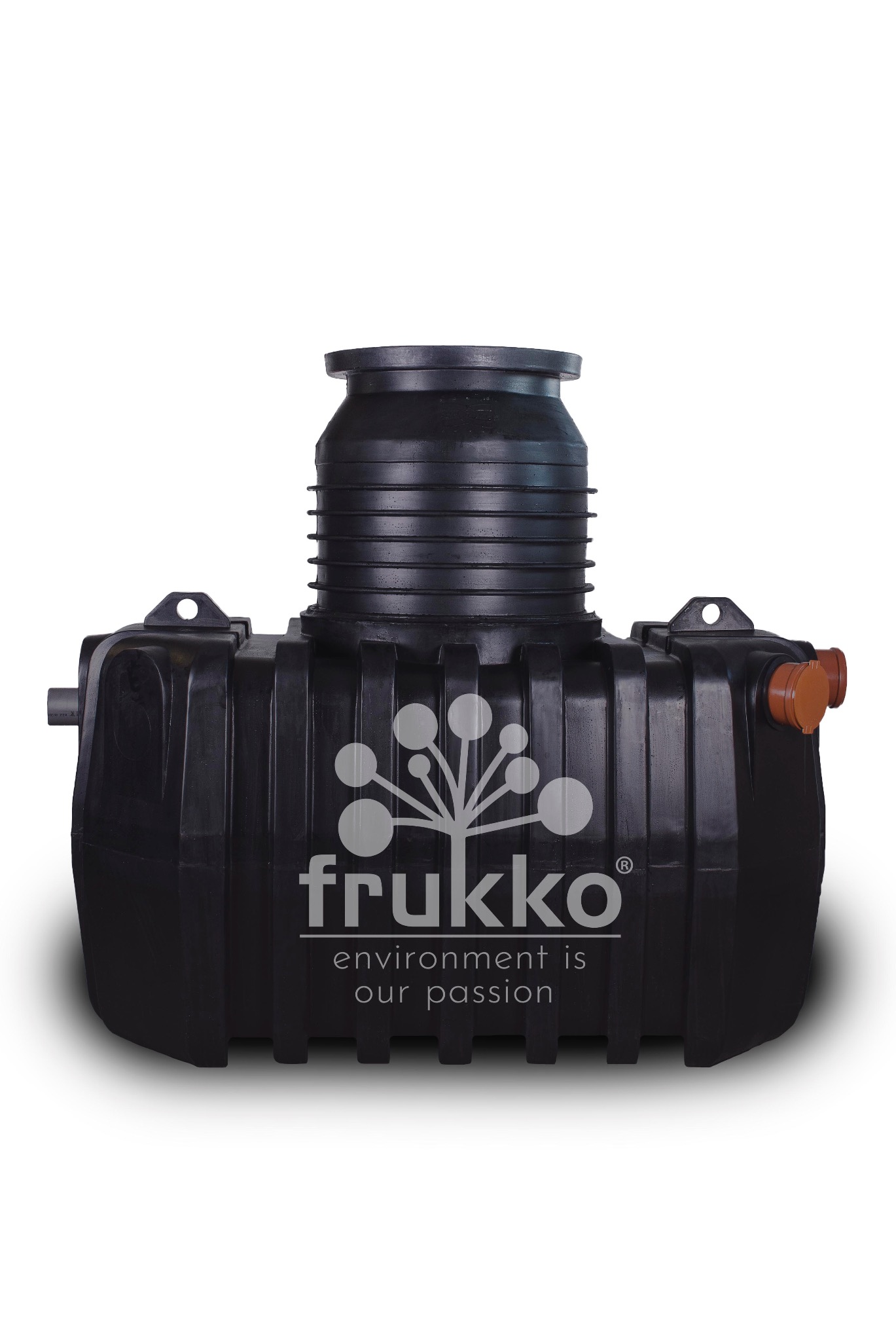 Czarna, plastikowa oczyszczalnia ścieków typu BOX z trzema wlotami i nadstawką 70 cm, prezentowana na białym tle. Widoczne logo producenta 'frukko'.