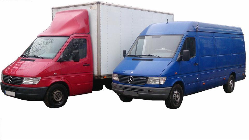 Dwa busy transportowe Mercedes Sprinter: czerwony z podwyższonym dachem i białą zabudową oraz niebieski furgon, zaparkowane obok siebie na białym tle.