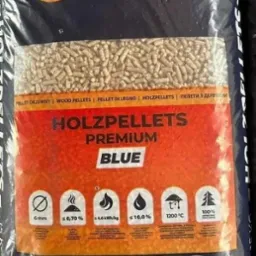 Worek 15 kg z drewnianymi granulkami opałowymi, etykieta Holzpellets Premium Blue z informacjami o parametrach, certyfikat EN A1 Plus.