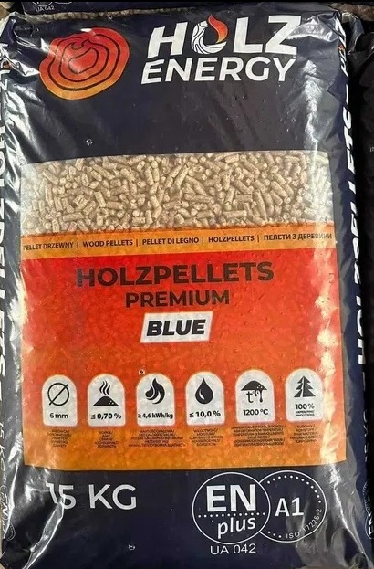 Worek 15 kg z drewnianymi granulkami opałowymi, etykieta Holzpellets Premium Blue z informacjami o parametrach, certyfikat EN A1 Plus.