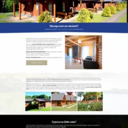 Drewniane domki letniskowe z ciemnymi dachami, otoczone zielenią, widok z przodu, prezentacja ośrodka wczasowego.