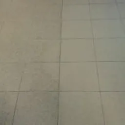 Fragment podłogi wyłożonej kwadratowymi płytkami przed i po czyszczeniu. Po lewej stronie widoczny brud, po prawej czysta powierzchnia. W lewym dolnym rogu fragment białego buta.