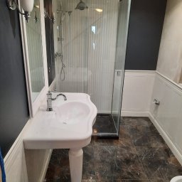 Łazienka w stylu angielskim (płytki + biały montaż)