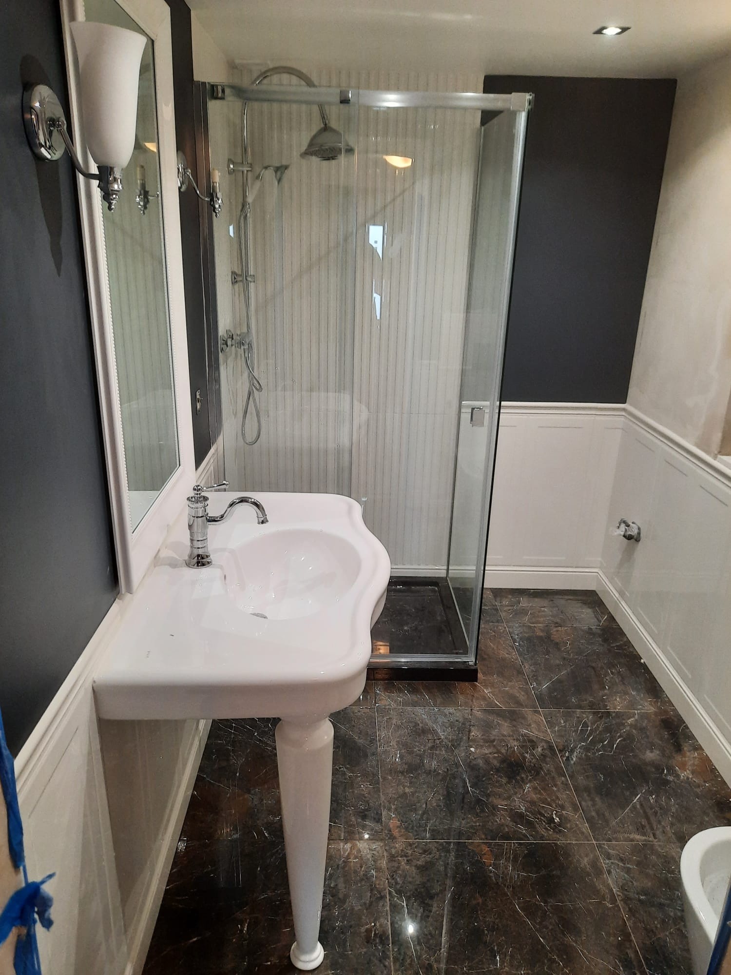 Łazienka w stylu angielskim (płytki + biały montaż)