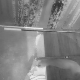 ERKAM,GLAZURNICTWO - Czarno-białe zdjęcie w trakcie układania płytek na ścianie w łazience, widoczna poziomica i częściowo nałożony klej, sufit z widocznymi śladami wilgoci.